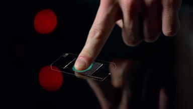 特写镜头数字手指生物识别传感器验证用户授予访问系统